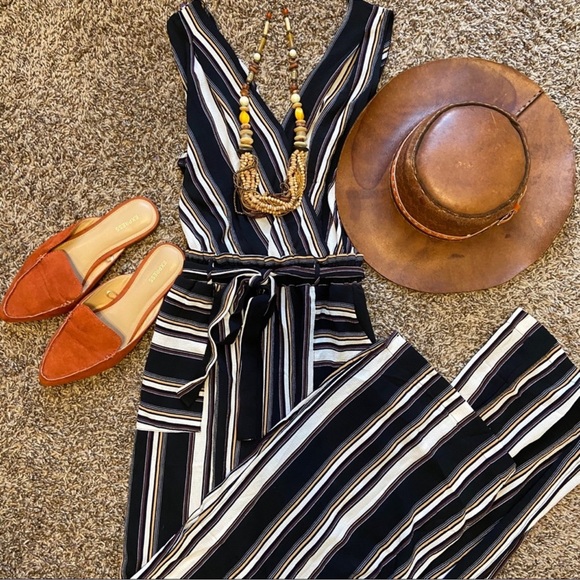 Monteau jumpsuit with pockets - Picture 2 of 8